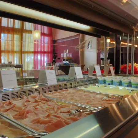 Peaceful Flat Next To The With Balcony דירה ביביונה