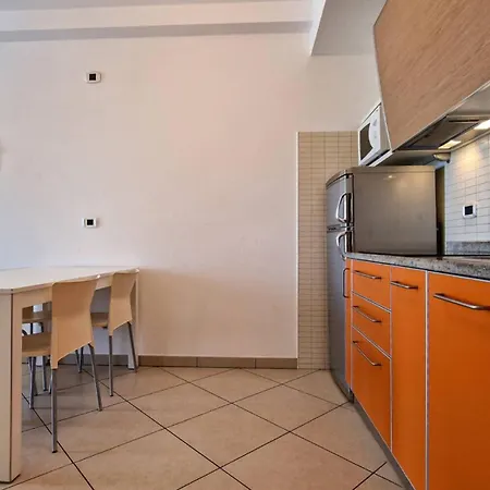Peaceful Flat Next To The With Balcony Μπιμπιόνε