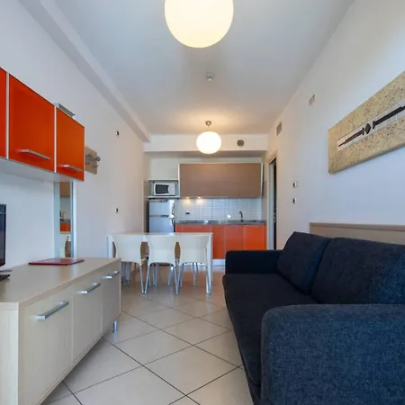 Peaceful Flat Next To The With Balcony * Μπιμπιόνε